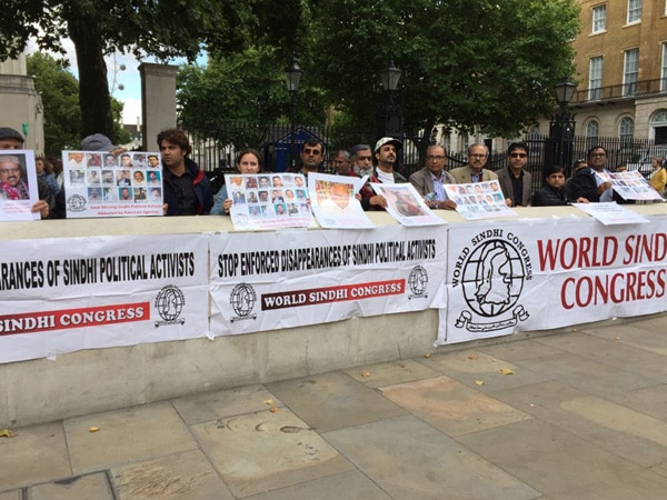 Sindhis protest outside 10 Downing Street, submit petition to UK PM against Pakistan Sindhis protest outside 10 Downing Street, submit petition to UK PM against Pakistan