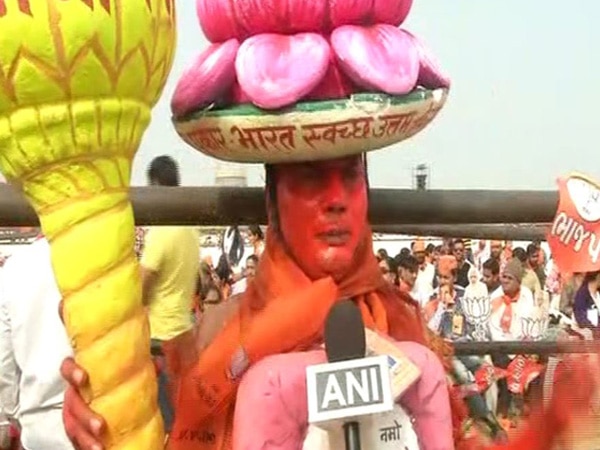 BJP supporter paints himself in saffron colour BJP supporter paints himself in saffron colour