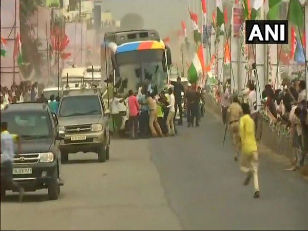 K'taka: Rahul Gandhi shown black flags K'taka: Rahul Gandhi shown black flags