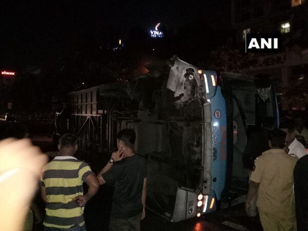 8 injured after bus overturns on Sion-Panvel Expressway 8 injured after bus overturns on Sion-Panvel Expressway