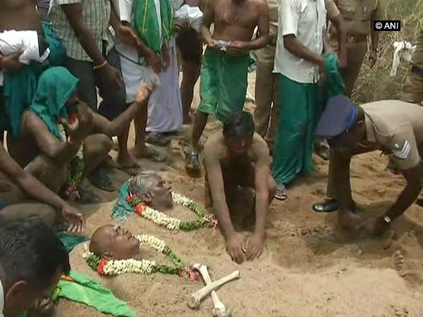 Cauvery water dispute: Farmers bury themselves in sand in TN Cauvery water dispute: Farmers bury themselves in sand in TN