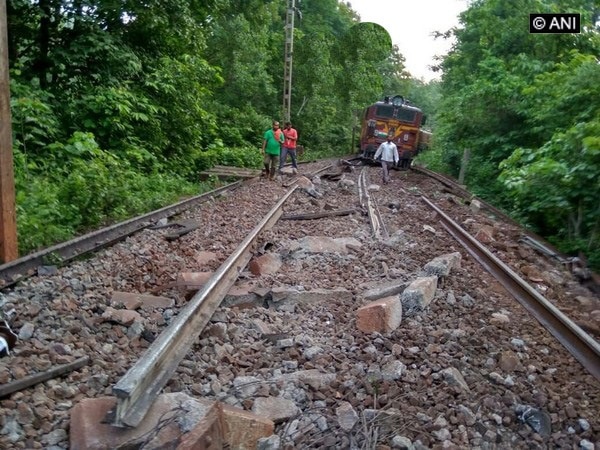 8 coaches of goods train derailed in Chhattisgarh 8 coaches of goods train derailed in Chhattisgarh