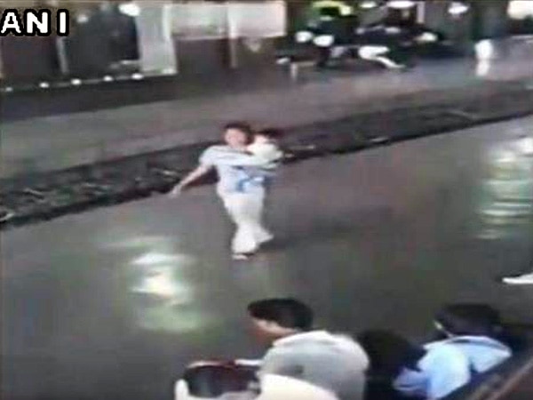 Mumbai: Man abducts 3-year-old from Railway station, child yet to be found Mumbai: Man abducts 3-year-old from Railway station, child yet to be found
