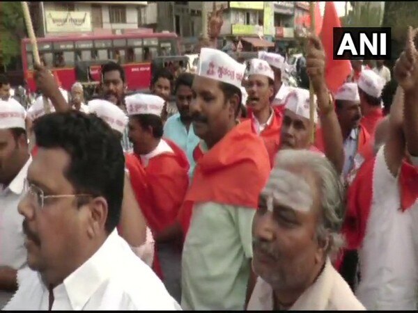 Clash between Lingayat, Veerashaiva followers in K'taka Clash between Lingayat, Veerashaiva followers in K'taka