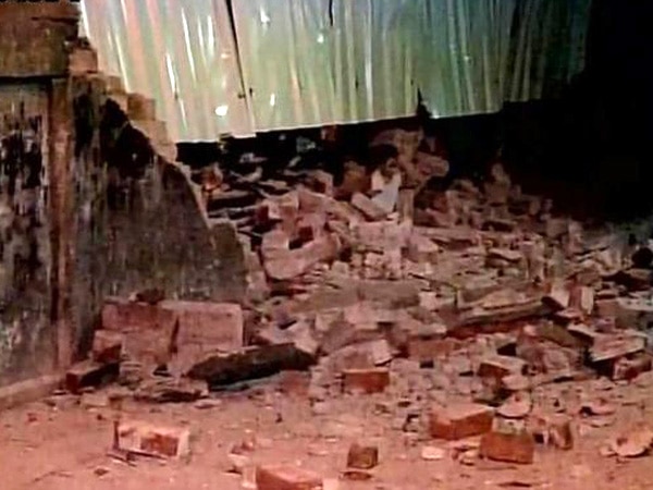 Mumbai : 2 missing after portion of building collapses Mumbai : 2 missing after portion of building collapses