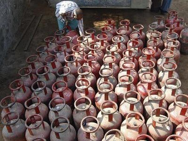 LPG price goes down in May by Rs 100, claims Govt LPG price goes down in May by Rs 100, claims Govt