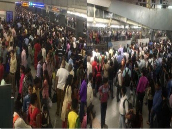 Delhi Metro blue line services halted for 45 min due to technical glitch Delhi Metro blue line services halted for 45 min due to technical glitch