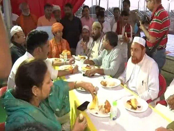 Lucknow's Mankameshwar temple hosts Iftar Lucknow's Mankameshwar temple hosts Iftar