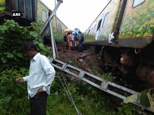 Maharashtra: Nagpur-Mumbai Duronto Express derails near Titwala station