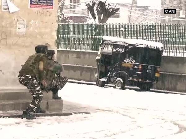 J&K: 1 CRPF personnel died in Karan Nagar encounter J&K: 1 CRPF personnel died in Karan Nagar encounter