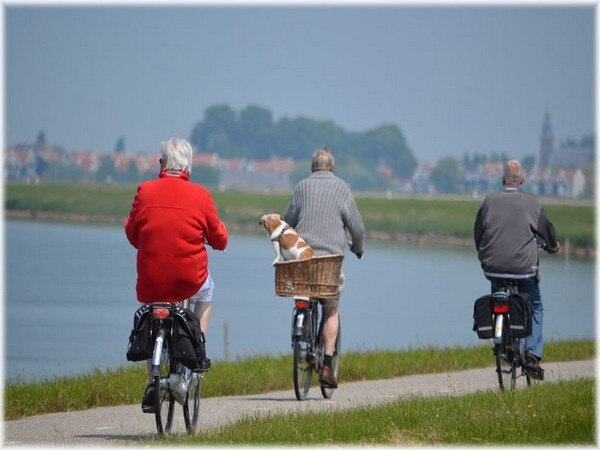 Why exercising older adults should drink more water Why exercising older adults should drink more water