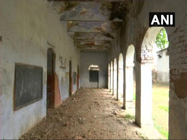 Poor building condition forces students of classes 1-8 share one room Poor building condition forces students of classes 1-8 share one room