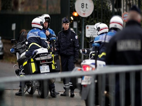 Train, bus collision kill four children in France Train, bus collision kill four children in France