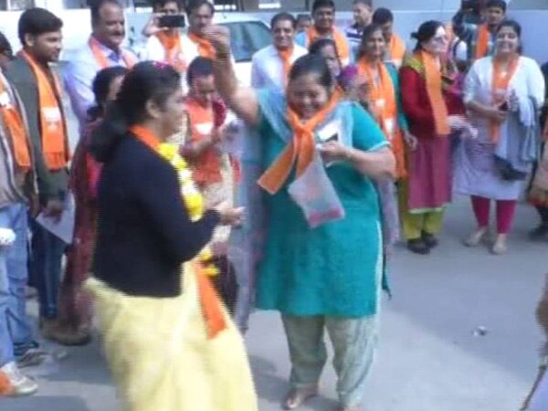 This candidates is performing Garba to woo voters This candidates is performing Garba to woo voters