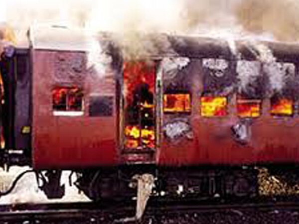 Godhra train burning case: Gujarat HC commutes death sentence to 11 convicts into life imprisonment Godhra train burning case: Gujarat HC commutes death sentence to 11 convicts into life imprisonment