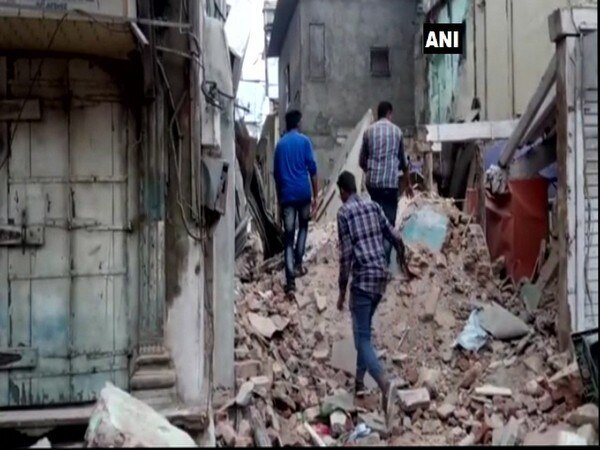 Building collapses in Vadodara; 1 dead Building collapses in Vadodara; 1 dead