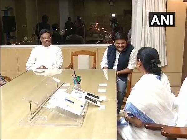 Hardik Patel to campaign for Mamata in 2019 elections Hardik Patel to campaign for Mamata in 2019 elections