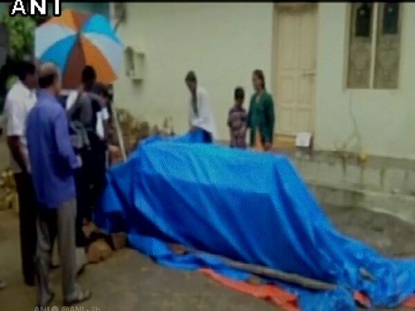 Hyderabad: Woman forced to spend night on road with dead son's body Hyderabad: Woman forced to spend night on road with dead son's body