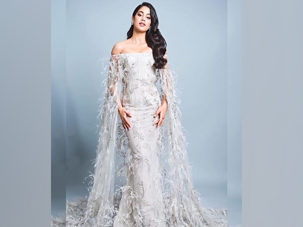 Janhvi dazzles at Vogue Beauty Awards