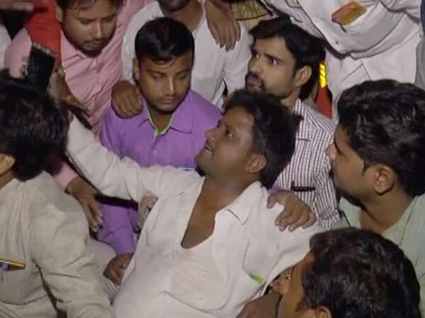 BJP workers accuse UP police of beating them BJP workers accuse UP police of beating them