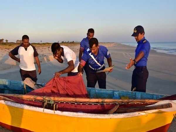 SL Navy apprehends 4 Indian fishermen SL Navy apprehends 4 Indian fishermen