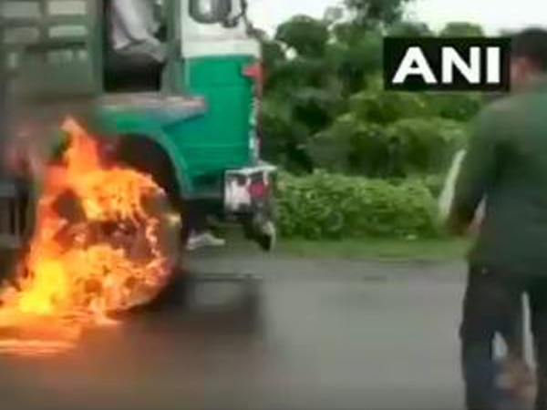 Dairy farmer protest: Truck set on fire in Malegaon Dairy farmer protest: Truck set on fire in Malegaon