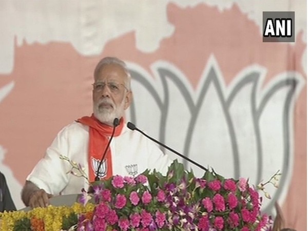 PM Modi focuses on 'Desai, Dynasty, Development' in Gujarat PM Modi focuses on 'Desai, Dynasty, Development' in Gujarat