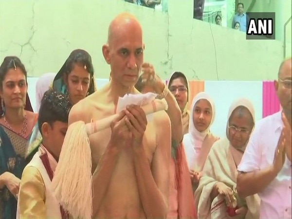 Mumbai-based diamond merchant becomes Jain monk Mumbai-based diamond merchant becomes Jain monk