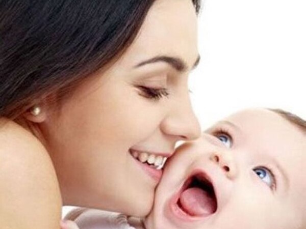 Mothers, babies' brainwaves snychronise with eye contact: Study Mothers, babies' brainwaves snychronise with eye contact: Study