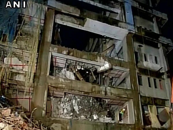5 trapped after 6-storey building collapses in Mumbai 5 trapped after 6-storey building collapses in Mumbai