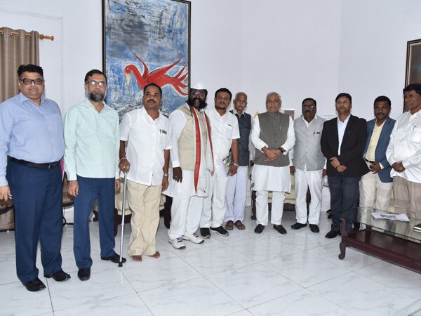 K'taka representatives meet Bihar CM, discuss aspects of alcohol ban K'taka representatives meet Bihar CM, discuss aspects of alcohol ban