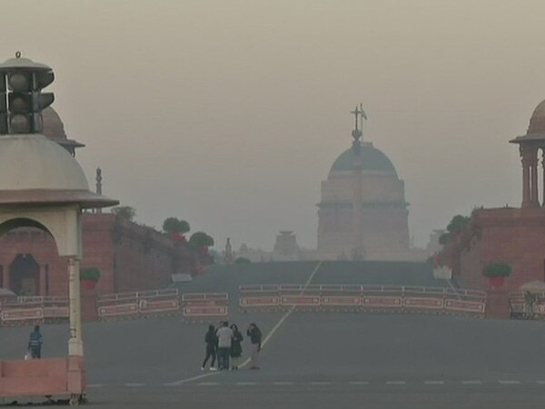 Weather soars low as cold wave continues to hit Delhi Weather soars low as cold wave continues to hit Delhi