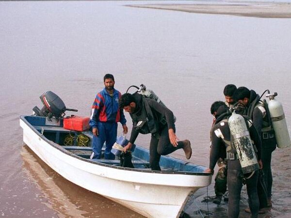 15 people dead in boat capsize in Pak 15 people dead in boat capsize in Pak