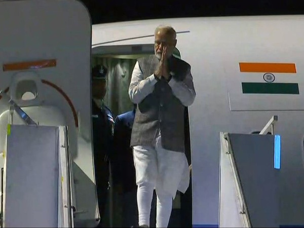 PM Modi arrives in Mangalore to meet cyclone Ockhi victims PM Modi arrives in Mangalore to meet cyclone Ockhi victims