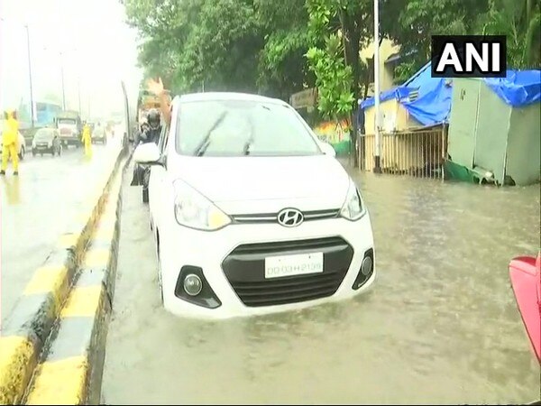 Heavy rains lash Mumbai, adjoining areas Heavy rains lash Mumbai, adjoining areas