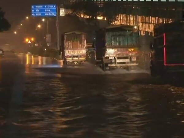 Trains delayed, streets waterlogged as rain continues in Mumbai Trains delayed, streets waterlogged as rain continues in Mumbai