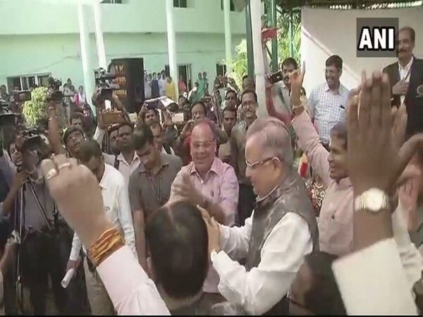 Raman Singh celebrates Holi at legislative assembly Raman Singh celebrates Holi at legislative assembly