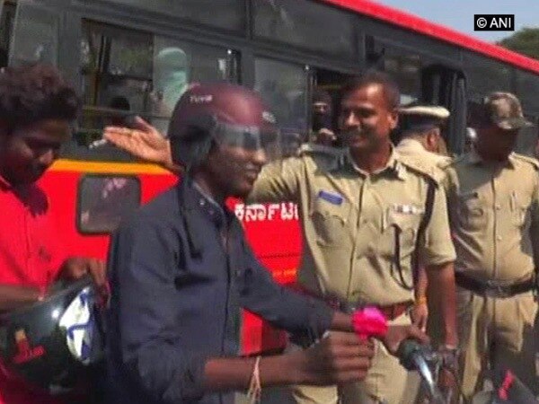 K'taka police offer roses to traffic rule followers K'taka police offer roses to traffic rule followers