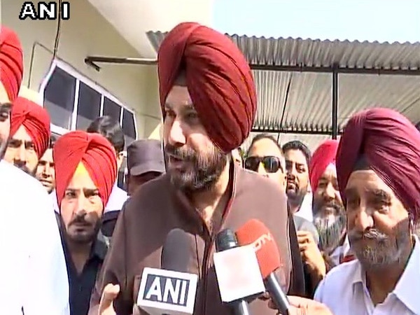 Congress leads Gurdaspur by-polls, Sidhu calls it 'Diwali gift' for 'would-be party president' Rahul Congress leads Gurdaspur by-polls, Sidhu calls it 'Diwali gift' for 'would-be party president' Rahul