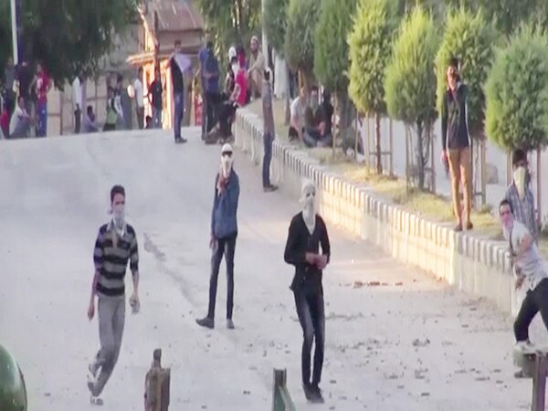 Three CRPF personnel injured in Srinagar stone pelting Three CRPF personnel injured in Srinagar stone pelting