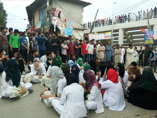 Medical students beaten up by police in Rawalakot, PoK  Medical students beaten up by police in Rawalakot, PoK