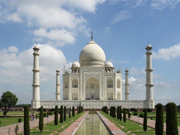 UP Govt. to submit Taj Mahal's preservation plan in SC UP Govt. to submit Taj Mahal's preservation plan in SC