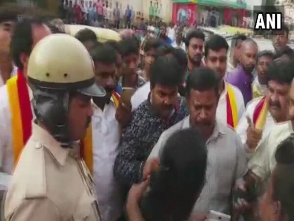 Ilayathalapathy Vijay's fans, pro-Kannada activists clash in Bengaluru Ilayathalapathy Vijay's fans, pro-Kannada activists clash in Bengaluru