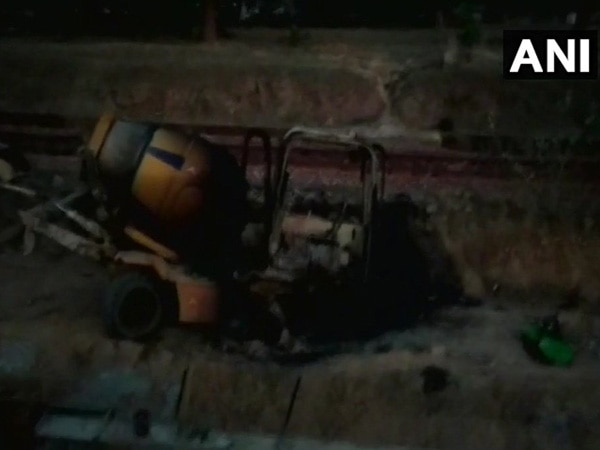 Chhattisgarh: Naxals torch 5 vehicles engaged in road construction Chhattisgarh: Naxals torch 5 vehicles engaged in road construction