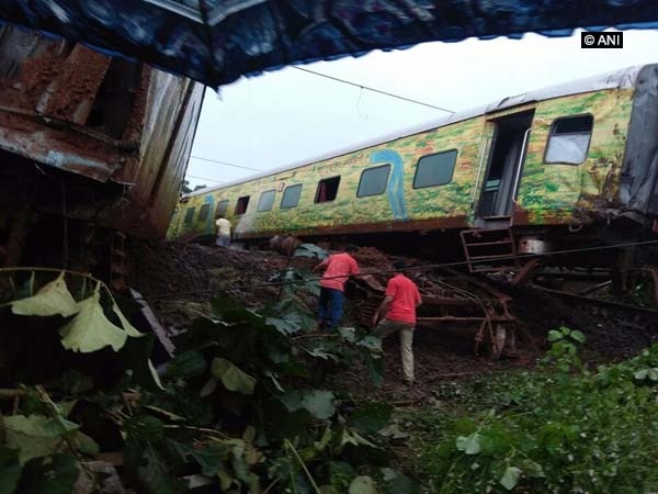 Duronto Express derailed: Railway Board chairman Lohani assures help to affected passengers Duronto Express derailed: Railway Board chairman Lohani assures help to affected passengers