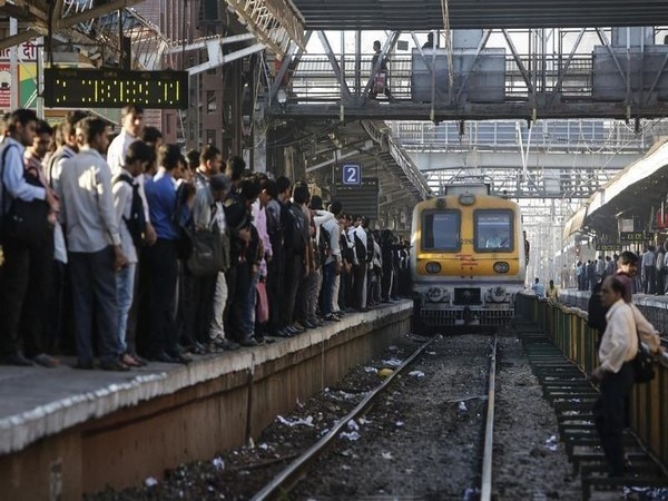 Maharashtra sets up committee for coordination at Mumbai Railway stations Maharashtra sets up committee for coordination at Mumbai Railway stations