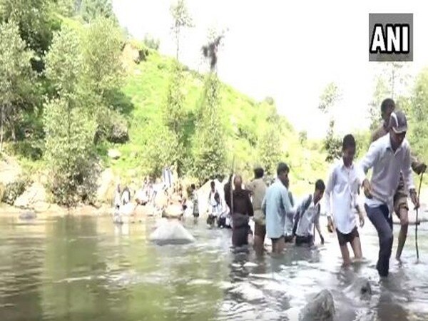 J-K: Students dangerously cross Tawi river to reach school J-K: Students dangerously cross Tawi river to reach school