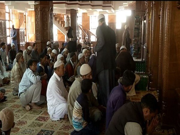 Kashmiris celebrate Urs of famous Sufi saint at Budgam Kashmiris celebrate Urs of famous Sufi saint at Budgam