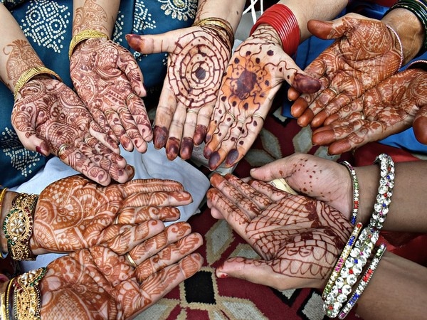 Gujarat: Eyeing Guinness world record, 2,500 women apply henna Gujarat: Eyeing Guinness world record, 2,500 women apply henna