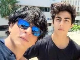 SRK wants Aryan to see old classics before entering B-Town  SRK wants Aryan to see old classics before entering B-Town